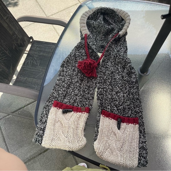 Roots Cabin Hooded Scarf With Pockets And Toggles - New With Tags - Picture 5 of 7